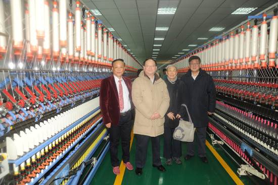 中國工程院院士姚穆（左三）、中國紡織工業(yè)聯(lián)合會(huì)副會(huì)長高勇（左二）、中國紡織機(jī)械器材工業(yè)協(xié)會(huì)理事長王樹田（右一）與同和公司崔桂生董事長（左一）在同和鑒定會(huì)設(shè)備測試現(xiàn)場