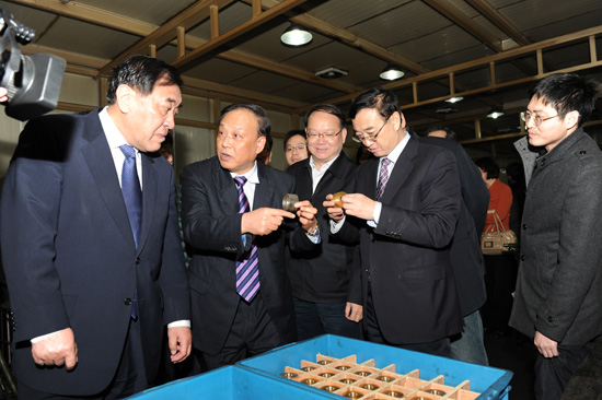 中國紡織工業(yè)聯(lián)合會王天凱會長、高勇副會長、徐文英副會長視察同和公司，并與崔桂生董事長親切交流