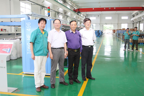 中國紡織工業(yè)聯(lián)合會(huì)副會(huì)長(zhǎng)與同和公司董事長(zhǎng)崔桂生車間留影