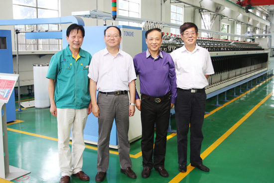 中國紡織工業(yè)聯(lián)合會(huì)副會(huì)長參見同和公司與同和公司董事長崔桂生合影
